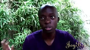 Cheveux noirs Megan Sage baise vidéo jeune fille porno dans la chambre avec sa petite