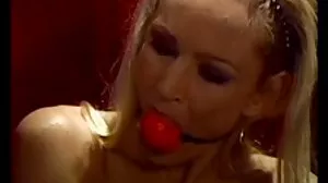 Fiona Sprouts se film vidéo porno fait expulser de son appartement alors David lui offre une place pour un bon 