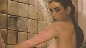 Marsha May Petite Blonde Bombshell petit film x prend une énorme grosse bite noire dans le cul