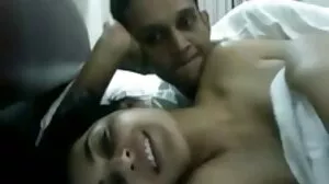 Riley Star baise dans le vidéo porno gratuit en français bureau avec ses seins naturels