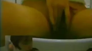 La brune tatouée April Olsen fistée et baisée dans video xxx femme noir le jeu de rôle GP2097