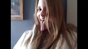 Blonde reçoit un cadeau vidéo pprno anal spécial