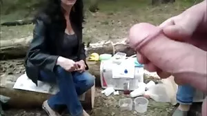 Une gauleporn blonde à bretelles séduit un mec plus âgé