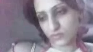 Cooze tchèque aux cheveux noirs video hard tukif Busty Klenot Tittyfucks un mec avec ses cruches juteuses GP1739